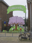 906140 Gezicht op de vrolijk beschilderde entree van speeltuin 'de Bloesem' (sinds 1937, Bloesemstraat 25A) te Utrecht.